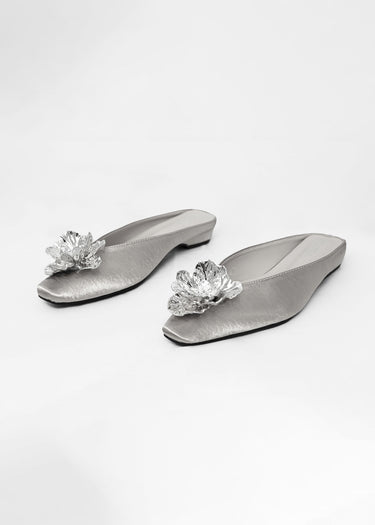 Mule Floral Metalizado Plateado