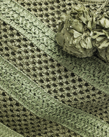 Bolso de rafia con pompones