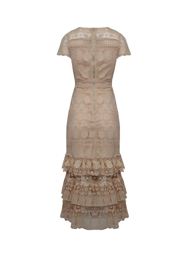 Vestido de encaje y volantes