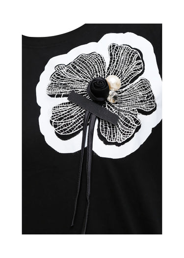 Camiseta Blanca con Flor de Lazo en Contraste